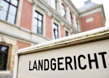 Frau wegen Messerattacken angeklagt - Vor der zweiten Strafkammer des Landgerichtes in Zwickau hat am Freitagvormittag der Prozess gegen die 38-Jährige begonnen. 