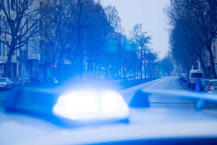 Frau wird am Bahnhof Meißen von Zug erfasst und stirbt - Ein Blaulicht leuchtet auf dem Dach eines Streifenwagens der Polizei.