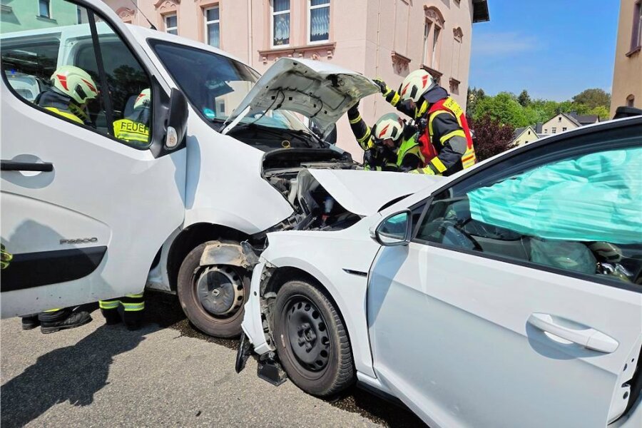 Frau wird in Oelsnitz bei Unfall schwer verletzt - Ein VW ist in Oelsnitz mit einem Transporter zusammengestoßen. 