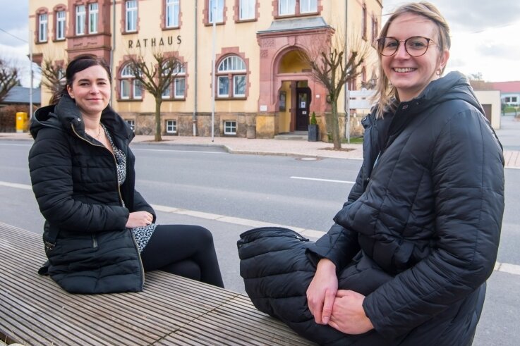 Frauen-Duo legt Wert auf Digitalisierung der Verwaltung - Frauenpower: Mandy Kühne (links) und Patricia Jäckle sind für sogenannte Querschnittsaufgaben im Rathaus Neukirchen zuständig. 