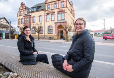 Frauen-Duo legt Wert auf Digitalisierung der Verwaltung - Frauenpower: Mandy Kühne (links) und Patricia Jäckle sind für die sogenannten "Querschnittsaufgaben" im Rathaus Neukirchen zuständig. 