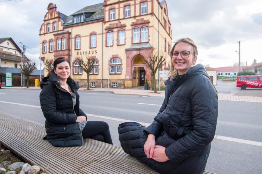 Frauenpower: Mandy Kühne (links) und Patricia Jäckle sind für die sogenannten "Querschnittsaufgaben" im Rathaus Neukirchen zuständig. 