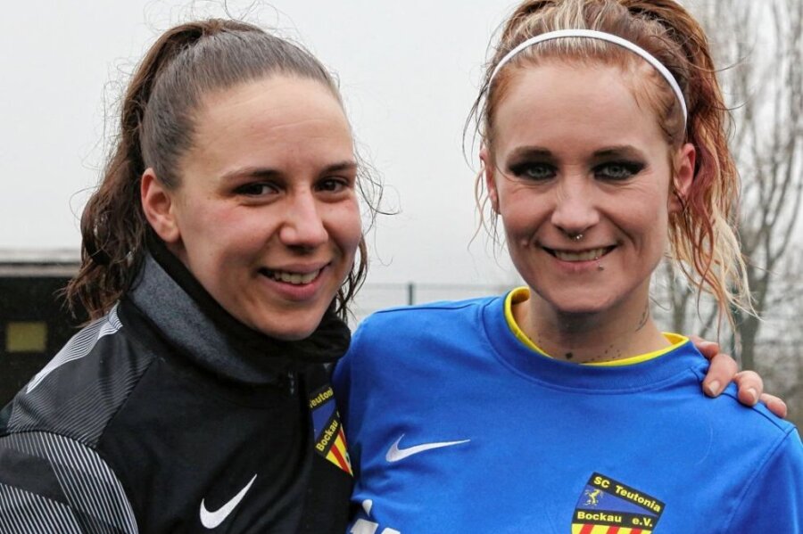 Frauen entern Männerdomäne - Lisa Weiß (l.) und Cathleen Friedel vom SC Teutonia Bockau lieben ihr Hobby Fußball. 