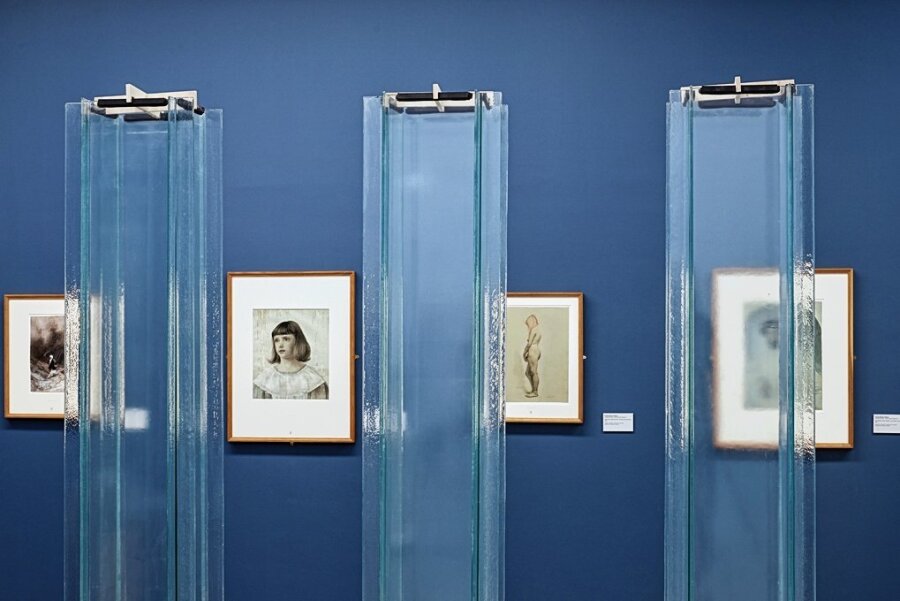 Aktuelle Kunststudierende nehmen das Museum der bildenden Künste auseinander: Einzelne Glaselemente in der Ausstellung "Unterschätzt" versinnbildlichen das Museum mit seiner Glasfassade. 