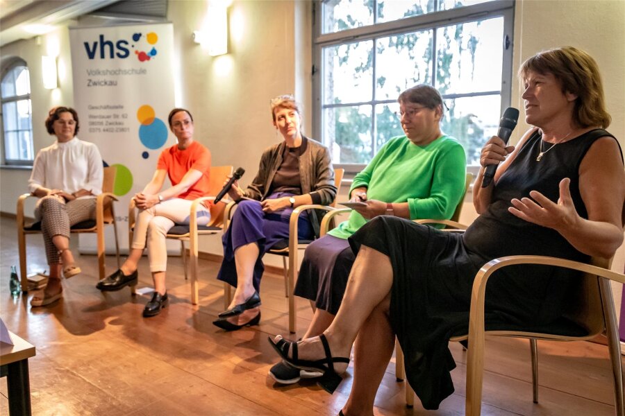 Frauen in der Politik: Politikerinnen gebe Einblicke und werben um junge Gesichter - Im Podium diskutierten mit den Teilnehmerinnen unter anderem Dorothee Obst (links) und Pia Findeiß (rechts)