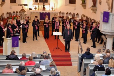 Frauenchor Reichenbach ergänzt ab 2023 seinen Namen - Der Frauenchor Reichenbach bei seinem Weihnachtskonzert in der Neumarker Kirche. 