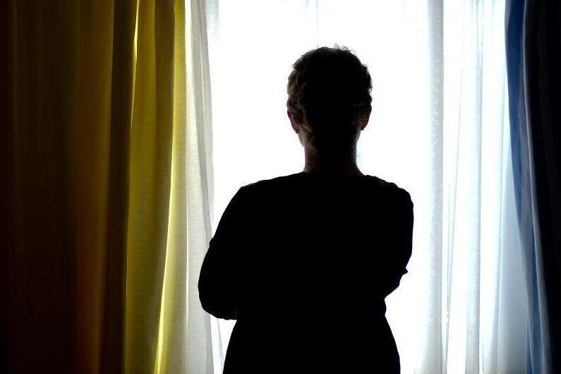 Frauenhäuser in Sachsen: So schwer finden bedrohte Frauen Schutz - In Sachsen ist der Mangel an Frauenhäusern groß. Es fehlt an Geld, Personal und Plätzen. Nur vier Landkreise können die offiziellen Vorgaben der Istanbul-Konvention erfüllen.