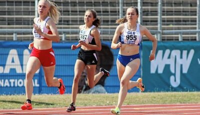 Frauenpower bei DM in Ulm - Anna Weichelt (r.) von der TSG Oederan trat im Ulmer Donaustadion gleich in drei Disziplinen der U18 an. Über 200 Meter schaffte sie es in den Finallauf und wurde Achte. 