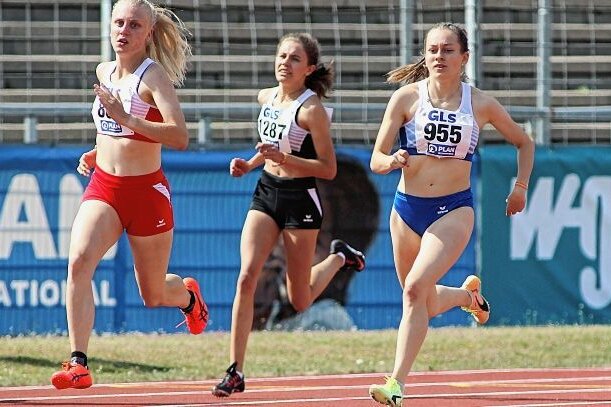 Frauenpower bei DM in Ulm - Anna Weichelt (r.) von der TSG Oederan trat im Ulmer Donaustadion gleich in drei Disziplinen der U18 an. Über 200 Meter schaffte sie es in den Finallauf und wurde Achte. 