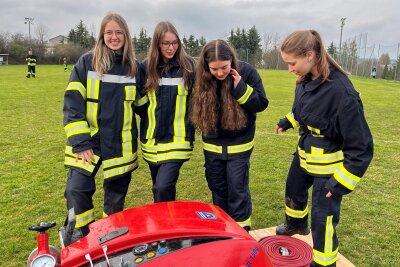 Frauenpower erwacht im Feuerwehrsport: Und wozu Großhartmannsdorf 1000 Euro braucht - Madlen Tilger, Pauline Frenzel, Viktoria Börner und Jasmin Reichelt sind vier der insgesamt neun Frauen, die im Feuerwehrsport eine Frauen-Wettkampfmannschaft gegründet haben.