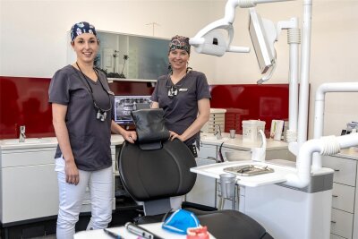 Frauenpower im Doppelpack: Zwei Zahnärztinnen starten in Auerbach durch - Eine Praxis mit zwei Chefinnen. Jessica Walther-Schulz (links) und Jana Weigelt schmeißen den Laden jetzt gemeinsam.