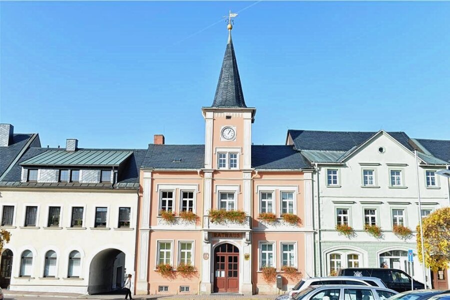 Frauenstein wählt stellvertretenden Bürgermeister neu - In Frauenstein (im Bild das Rathaus) beraten die Stadträte am Montag öffentlich.