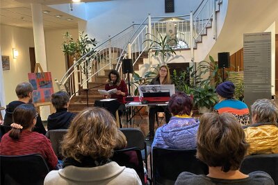 Frauentag in Rochlitz: Kunst, Musik und jede Menge Spaß - Valerié Suty und Thaer Ayoub eröffneten mit einer musikalischen Lesung die Aktionswoche anlässlich des Frauentags.