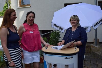 Frauentrio holt junge Arbeitslose aus dem Abseits - Die Sozialpädagoginnen Janine Krämer (links) und Beatrice Feiks (Mitte) sind mit der Jobcenter-Chefin Martina Kober stetig in Kontakt. 