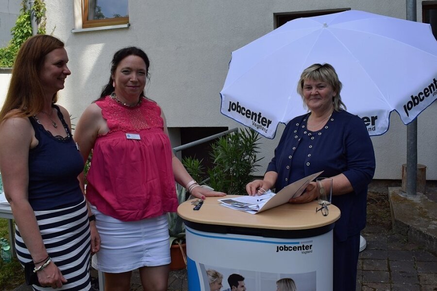 Frauentrio holt junge Arbeitslose aus dem Abseits - Die Sozialpädagoginnen Janine Krämer (links) und Beatrice Feiks (Mitte) sind mit der Jobcenter-Chefin Martina Kober stetig in Kontakt. 