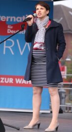 Frauke Petry: Die Oppositionschefin in der AfD - Hochschwanger und auch in den eigenen Reihen schwer unter Druck: AfD-Chefin Frauke Petry im Wahlkampf in Essen.