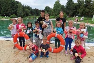 Fraureuth: 13 Kinder erlernen im Waldbad das Schwimmen - Stolz haben die Teilnehmer des Schwimmkurses den Lehrgang abgeschlossen.