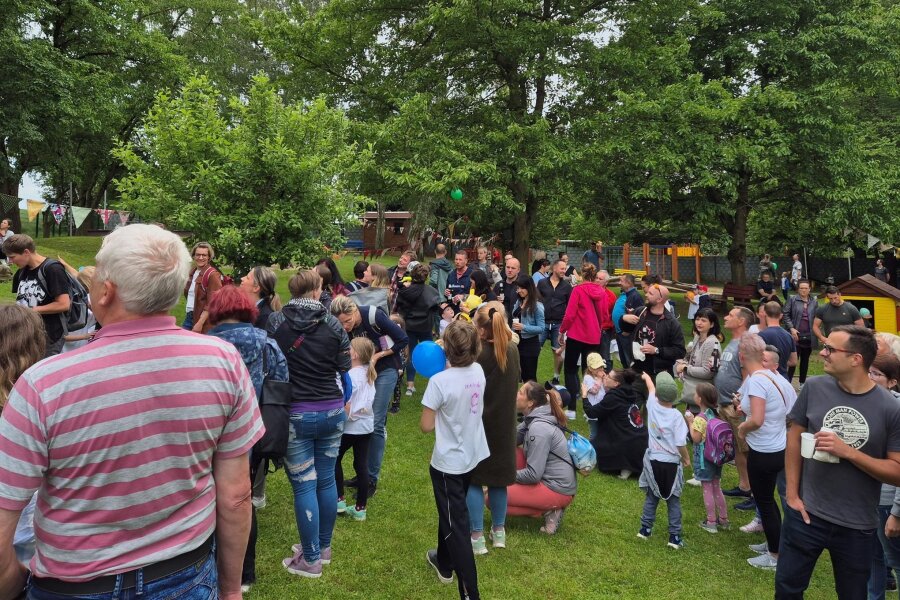 Fraureuth: 900 Gäste während der Kita-Festwoche gezählt - Zum Tag der offenen Tür herrschte großes Gewühl auf dem Gelände der Kita „Regenbogen“ in Fraureuth.