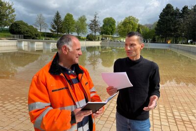 Fraureuth: Gemeinde investiert in neue Pumpe für Waldbad - Schwimmmeister René Dietsch und Hauptamtsleiter Robby Safferthal (r.) besprechen die nächsten Schritte.