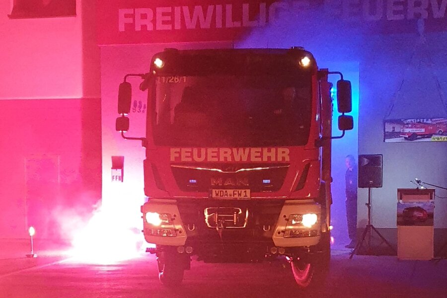 Fraureuth investiert eine halbe Million Euro in zwei Feuerwehrautos - Mit einer heißen Show haben die Feuerwehrleute in Fraureuth am Freitag ihr neues Tanklöschfahrzeug begrüßt.