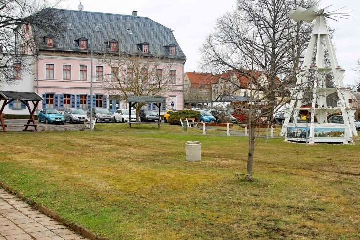 Der Platz vor dem Herrenhaus am Fabrikgelände in Fraureuth soll mit Fördermitteln aufgewertet werden. Die Zusage liegt vor.