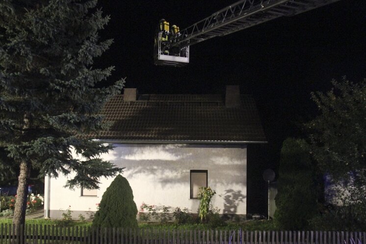 Fraureuth: Kerzen lösen Brand in Einfamilienhaus aus - Mehr als 60 Einsatzkräfte von sechs Freiwilligen Feuerwehren konnten das Feuer löschen und Schlimmeres verhindern.
