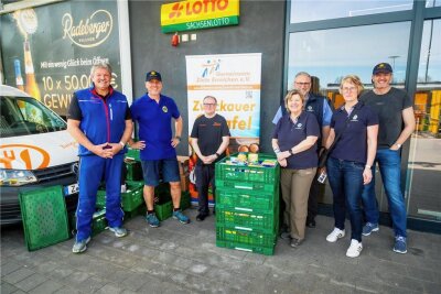 Fraureuth: Lions-Club sammelt 250 Kilogramm Lebensmittel - Die Mitglieder des Lions-Club vor dem Edeka-Supermarkt in Fraureuth. 