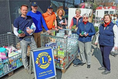 Fraureuth: Lions-Club will der Zwickauer Tafel helfen - Die Mitglieder des Lions-Club Crimmitschau-Werdau waren auch schon vor dem Edeka-Markt in Crimmitschau mit der Aktion im Einsatz. 