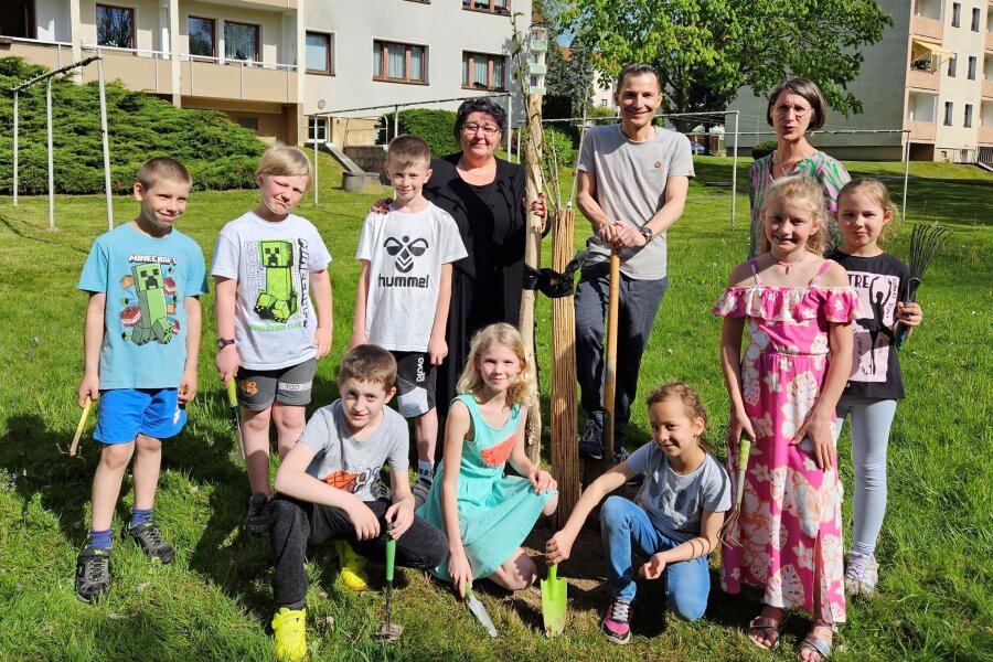 Fraureuth: Obstbäume und Beerensträucher für Kinder und Mieter - Grundschüler haben mit Schulleiterin Carolin Meyer (hi. li.), Robby Safferthal und Nadine Luy gepflanzt.
