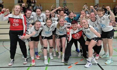 Fraureuth packt den Aufstieg - Nach dem Heimsieg gegen den HC Glauchau/Meerane II ist den Handballerinnen des HC Fraureuth der Bezirksmeistertitel nicht mehr zu nehmen. Neben dem Aufstieg in die Verbandsliga will die Mannschaft Anfang Juni auch noch den Bezirkspokal holen. 