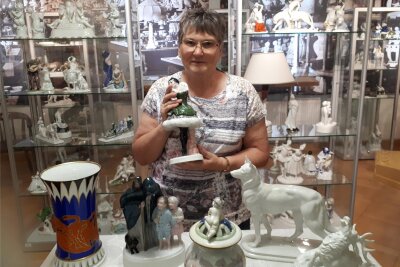 Fraureuth: Porzellanausstellung im Herrenhaus mit neuen Schätzen - Anette Böhme kann den Besuchern der Porzellanausstellung im Herrenhaus Fraureuth neue Stücke präsentieren.