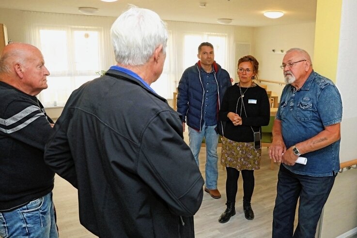 Einrichtungsleiterin Susanne Ruhnow hatte beim Tag der offenen Tür im neuen Pflegekompetenzzentrum an der Werdauer Straße in Fraureuth viele Fragen zu beantworten.