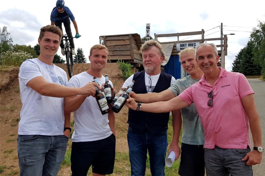 Freestyle-Mountainbiker freuen sich auf internationale Dirt Wies Ride zum Jubiläum in Marienau - Für den Verein Dirt-Wies Marienau gab’s Bier, Geld und Förderurkunde von der Aktion „Sternquell hilft.“