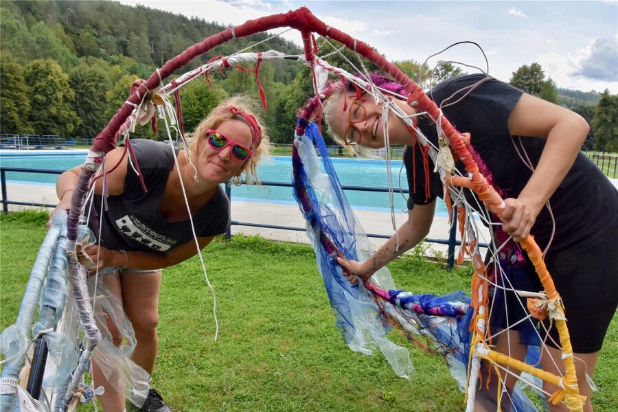 Freibad Erdmannsdorf: Wo man das Küssen lernen kann - Jane Junghans (links) und Heidi Speck gehören zu den Organisatoren und verwandeln das Erdmannsdorfer Freibad in diesen Tagen in eine bunte Festivaloase.
