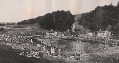 Freibad Erfenschlag: Wie es weitergeht - Das Erfenschlager Badgelände vor mehr als 80 Jahren: Das Foto ist auf der Informationstafel des Bürgervereins am Bad zu sehen. 