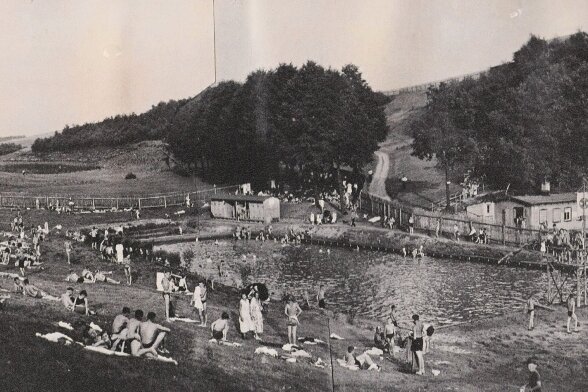 Das Erfenschlager Badgelände vor mehr als 80 Jahren: Das Foto ist auf der Informationstafel des Bürgervereins am Bad zu sehen. 