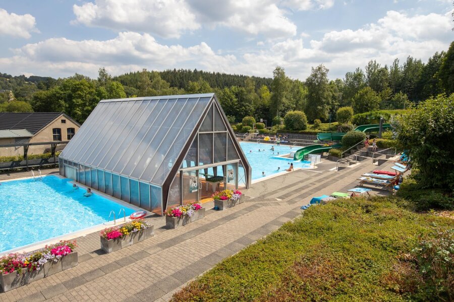 Freibad im Erzgebirge will zu Pfingsten öffnen - Die Saisonvorbereitungen im Buchholzer Freibad sind abgeschlossen. Nur das Wetter steht einer Eröffnung noch im Weg.