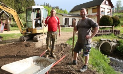 Freibad Steinbach dank fleißiger Helfer vor Hochwasser geschützt - Auch Stefan Lohs, Gunther Thienel und Enrico Dost (v. l.) haben in den vergangenen Monaten ordentlich angepackt. 