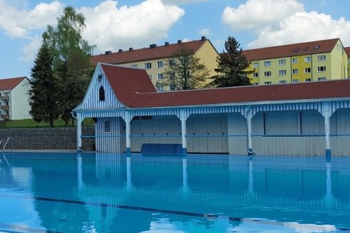 Freibäder haben sich herausgeputzt - Das Eppendorfer Freibad präsentiert sich vor dem für Ende Mai geplanten Saisonstart einmal mehr als Schmuckkästchen. Das 50-Meter-Becken ist gefüllt. 