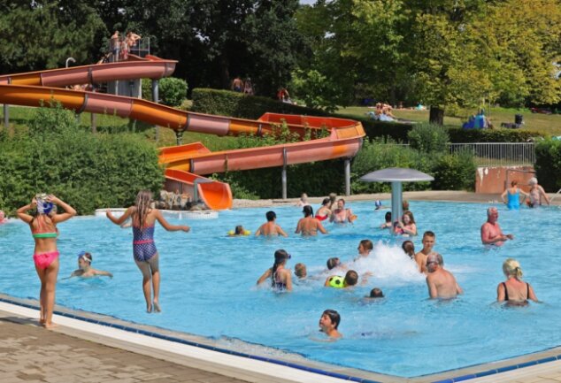 Etwa 20.000 Gäste hat das Freibad in Waldenburg diesen Sommer bereits gezählt. Bei gutem Wetter werden laut Bürgermeister Jörg Götze abends die Öffnungszeien verlängert. 