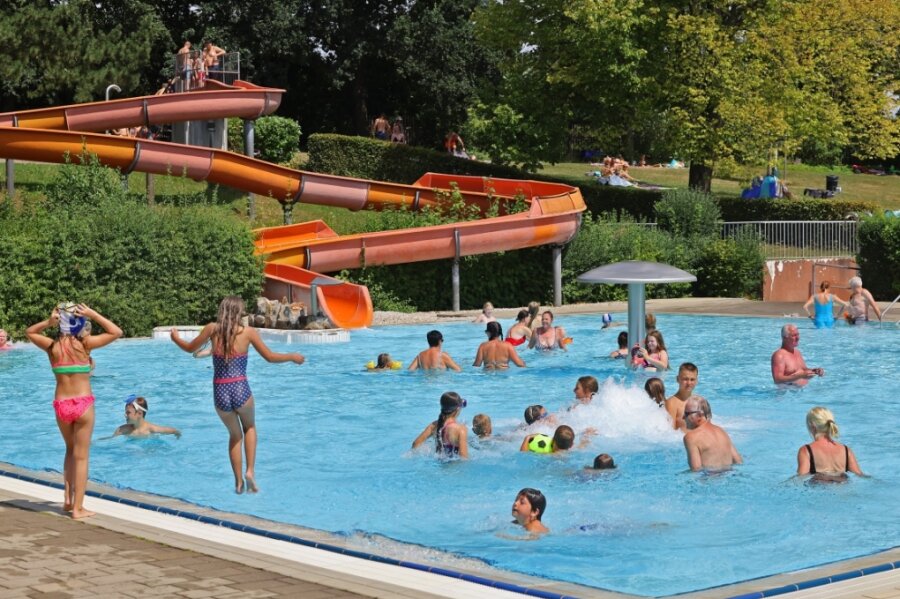 Etwa 20.000 Gäste hat das Freibad in Waldenburg diesen Sommer bereits gezählt. Bei gutem Wetter werden laut Bürgermeister Jörg Götze abends die Öffnungszeien verlängert. 
