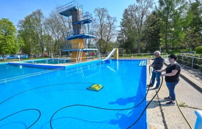 Freibäder starten in die Saison - Yvonne Morgenstern und Heiko Weise vom Vorstand des Naturbadvereins Hartmannsdorf kontrollieren das Wasser im Becken und überwachen die Reinigung. Saisonstart soll am 21. Mai sein. 