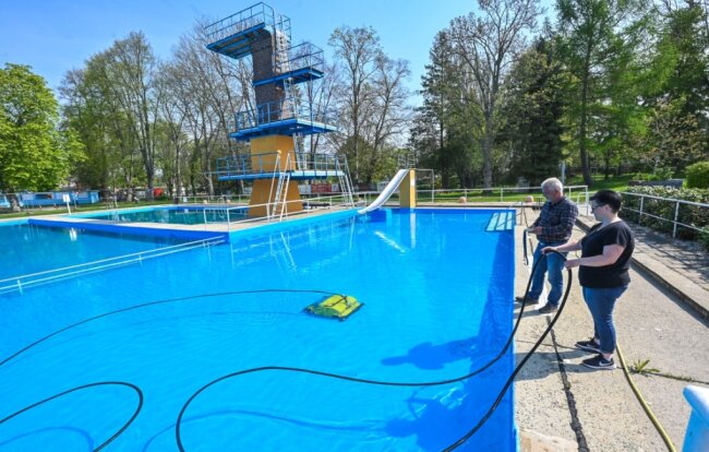 Yvonne Morgenstern und Heiko Weise vom Vorstand des Naturbadvereins Hartmannsdorf kontrollieren das Wasser im Becken und überwachen die Reinigung. Saisonstart soll am 21. Mai sein. 