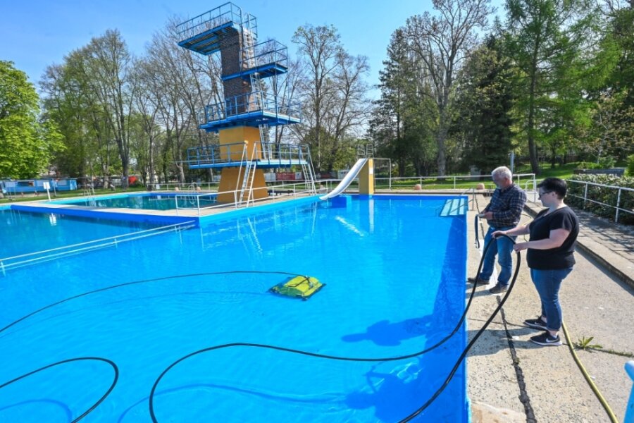 Yvonne Morgenstern und Heiko Weise vom Vorstand des Naturbadvereins Hartmannsdorf kontrollieren das Wasser im Becken und überwachen die Reinigung. Saisonstart soll am 21. Mai sein. 
