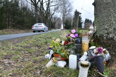 Freiberg: 14 Personen bei Verkehrsunfällen 2023 im Landkreis getötet - Blumen und Kerzen erinnern an der Straße Münzbachtal zwischen Freiberg und Großschirma an den Tod einer 42-jährigen Fußgängerin, die hier am 30. Januar 2023 durch einen Verkehrsunfall das Leben verloren hatte.