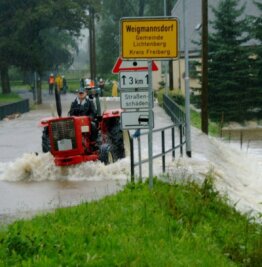 Freiberg: Als das Wasser kam -  Land unter im August 2002 in Weigmannsdorf. 