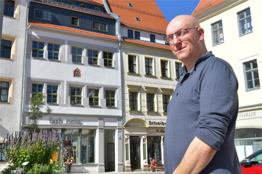 Freiberg: Altertumsverein gibt Einblick in die Restaurierung alter Häuser - Prof. Carsten Felden vor dem sanierten Haus Obermarkt 18.