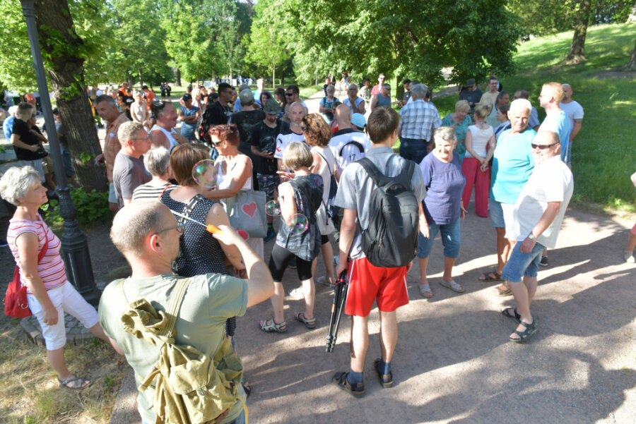 Freiberg: Anzahl der Teilnehmer beim Corona-"Spaziergang" sinkt - Erneut protestierten beim "Spaziergang" am Montagabend in Freiberg bis zu 220 Menschen gegen die Coronaregeln. 