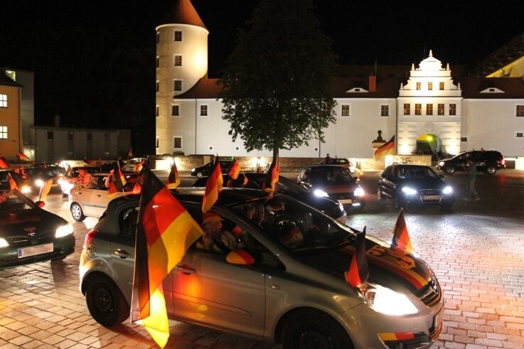 Lustig, aber nicht legal: Der Autokorso nach dem EM-Fußballspiel Deutschland gegen Dänemark rollte in der Nacht zu Montag auch über den Schlossplatz in Freiberg - aber der ist Fußgängerzone.