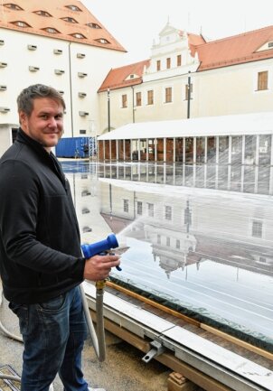 Freiberg bereitet sich auf die Eiszeit vor: Bahn wird aufgebaut - Laut Projektleiter Christian Reuther baut sich die Eisbahn Schicht für Schicht bis auf zwei Zentimeter auf.